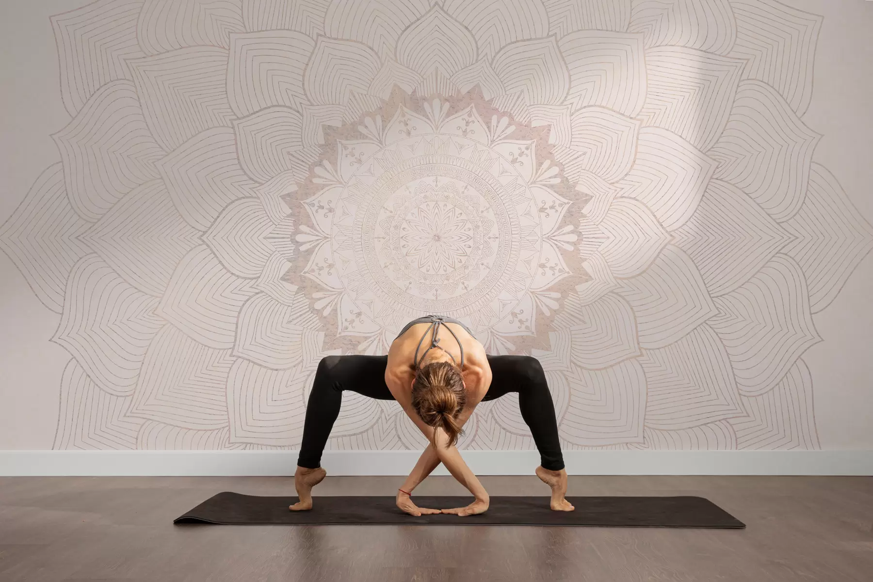 murales de pared Mandala redondo, papel pintado para espacio de yoga o para armonizar el espacio personal. Mandala mural en cálidos colores pastel sobre fondo irregular texturizado w01088