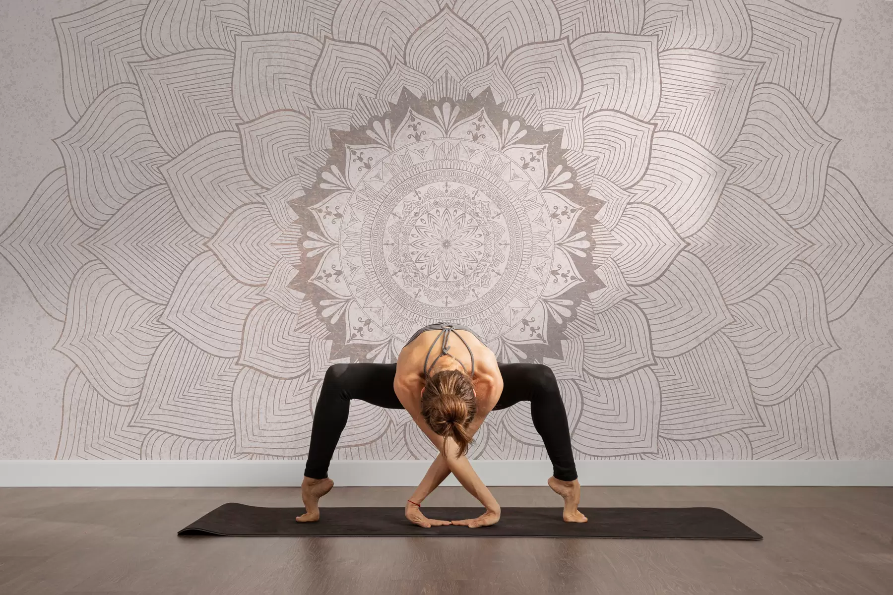 murales de pared Mandala redondo, papel pintado para espacio de yoga o para armonizar el espacio personal. Mandala mural en tonos gris-beige sobre fondo heterogéneo texturado w01088v1