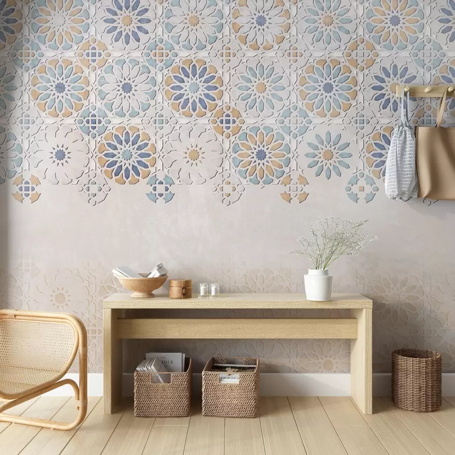murales de pared Una pared texturizada con un estampado repetido de diseños intrincados y ornamentados en tonos azules, grises y beige w08407