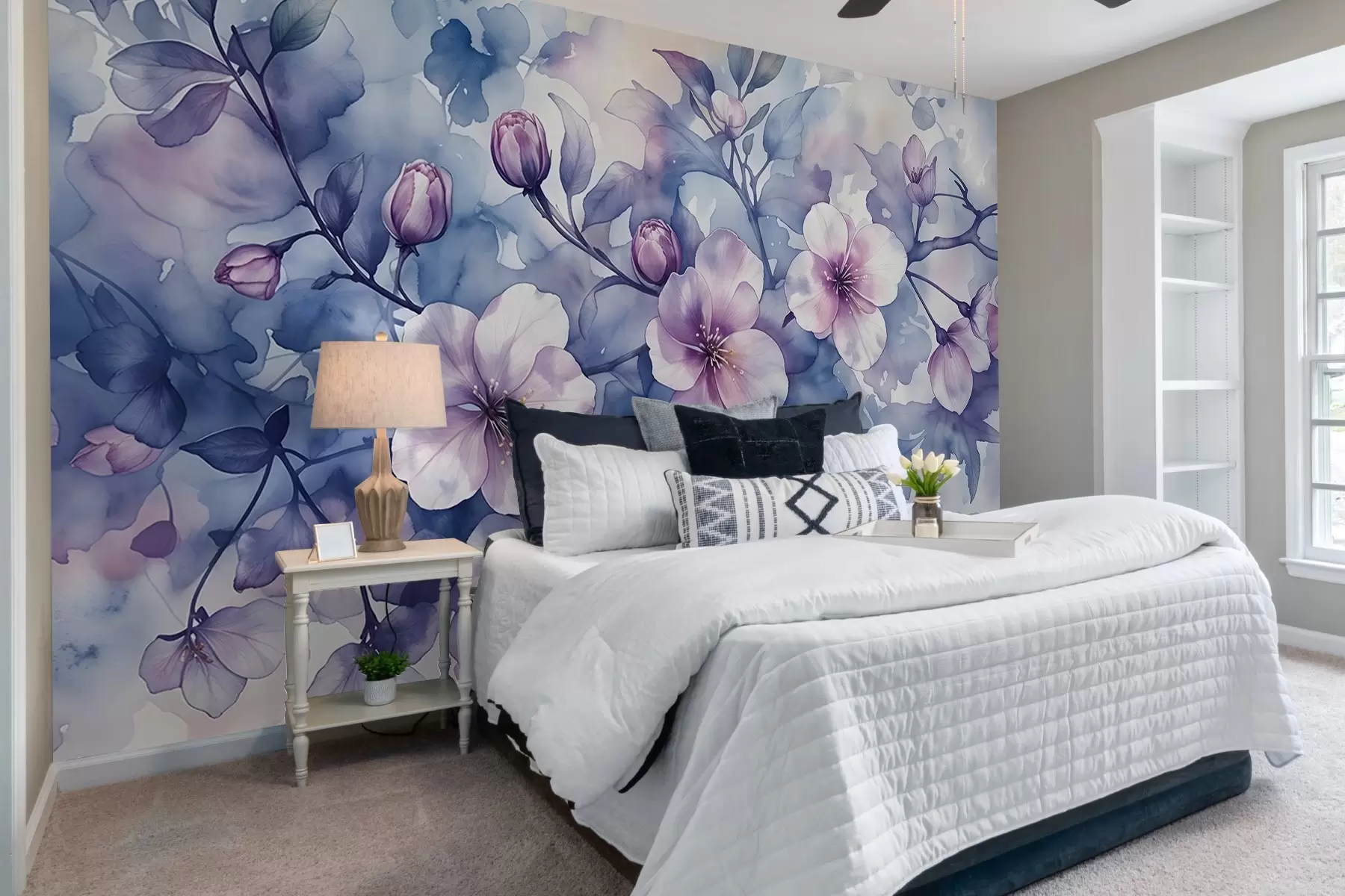 murales de pared Delicadas flores rosas y moradas de imitación acuarela con pétalos suaves y difuminados sobre un fondo azul salpicado w08582