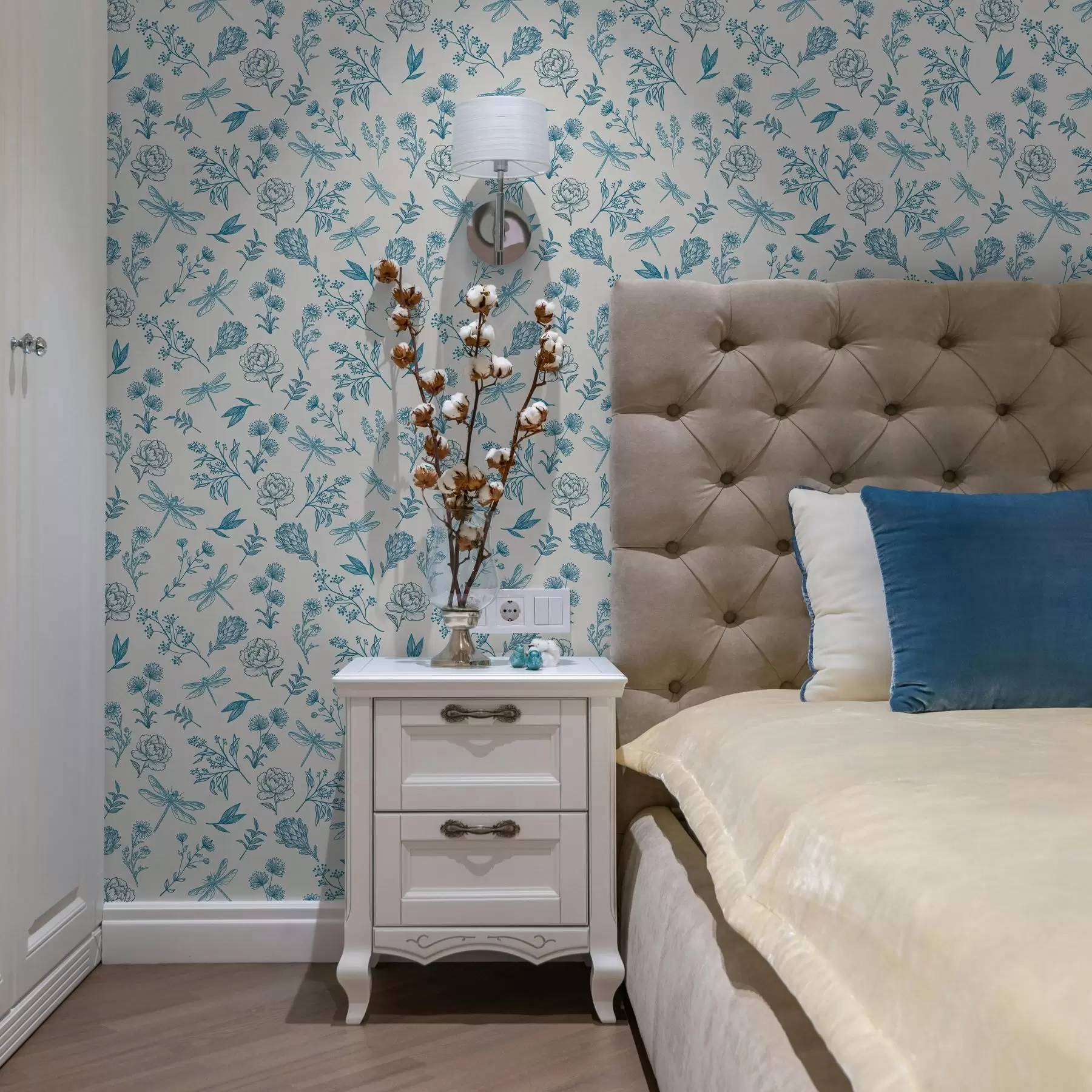 murales de pared Flores azules, hojas y libélulas sobre fondo blanco a00025