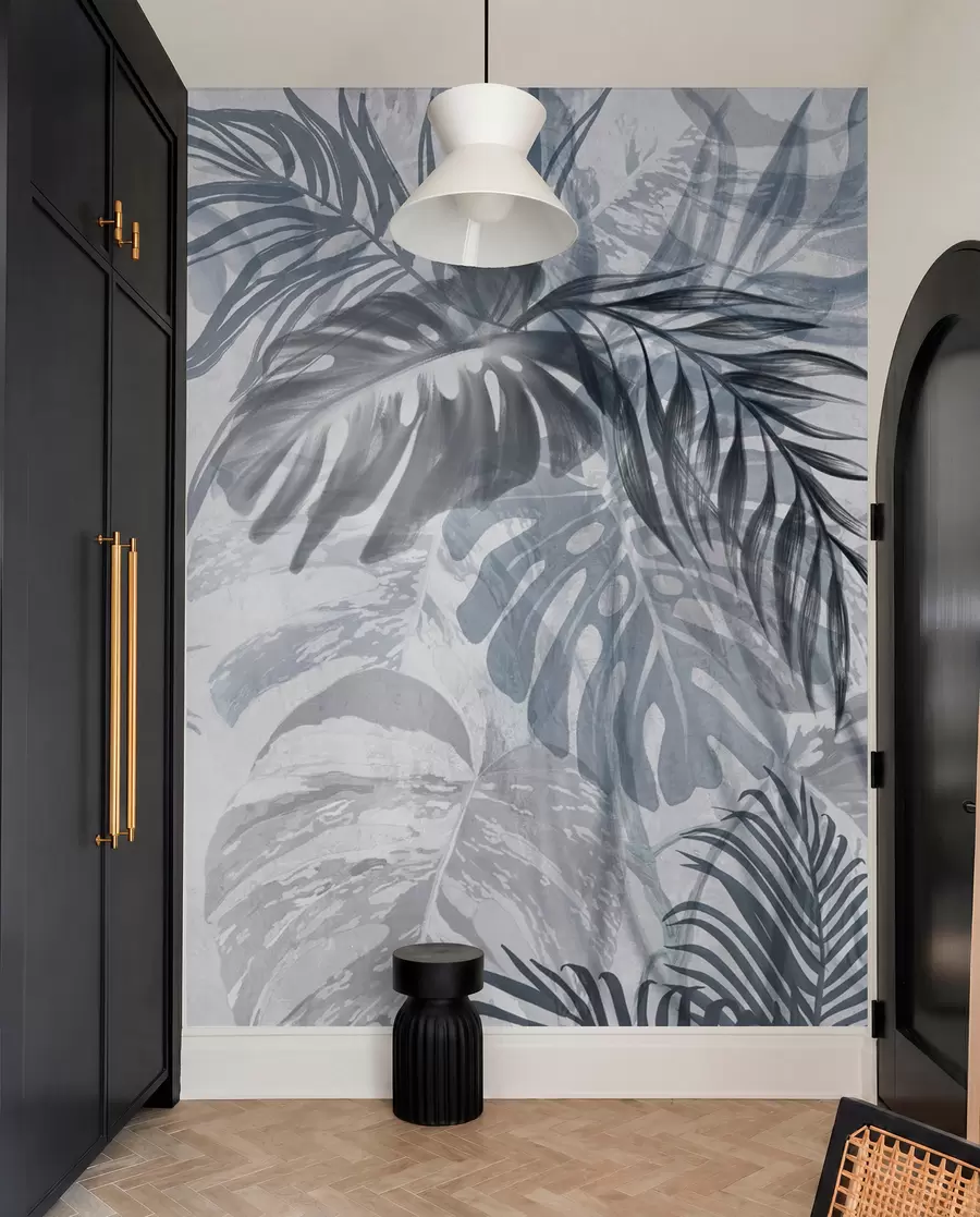murales de pared Monstera y hojas de palma en tonos de azul y gris, botánico, follaje tropical, plantas de la selva, fondo texturizado w09011v1