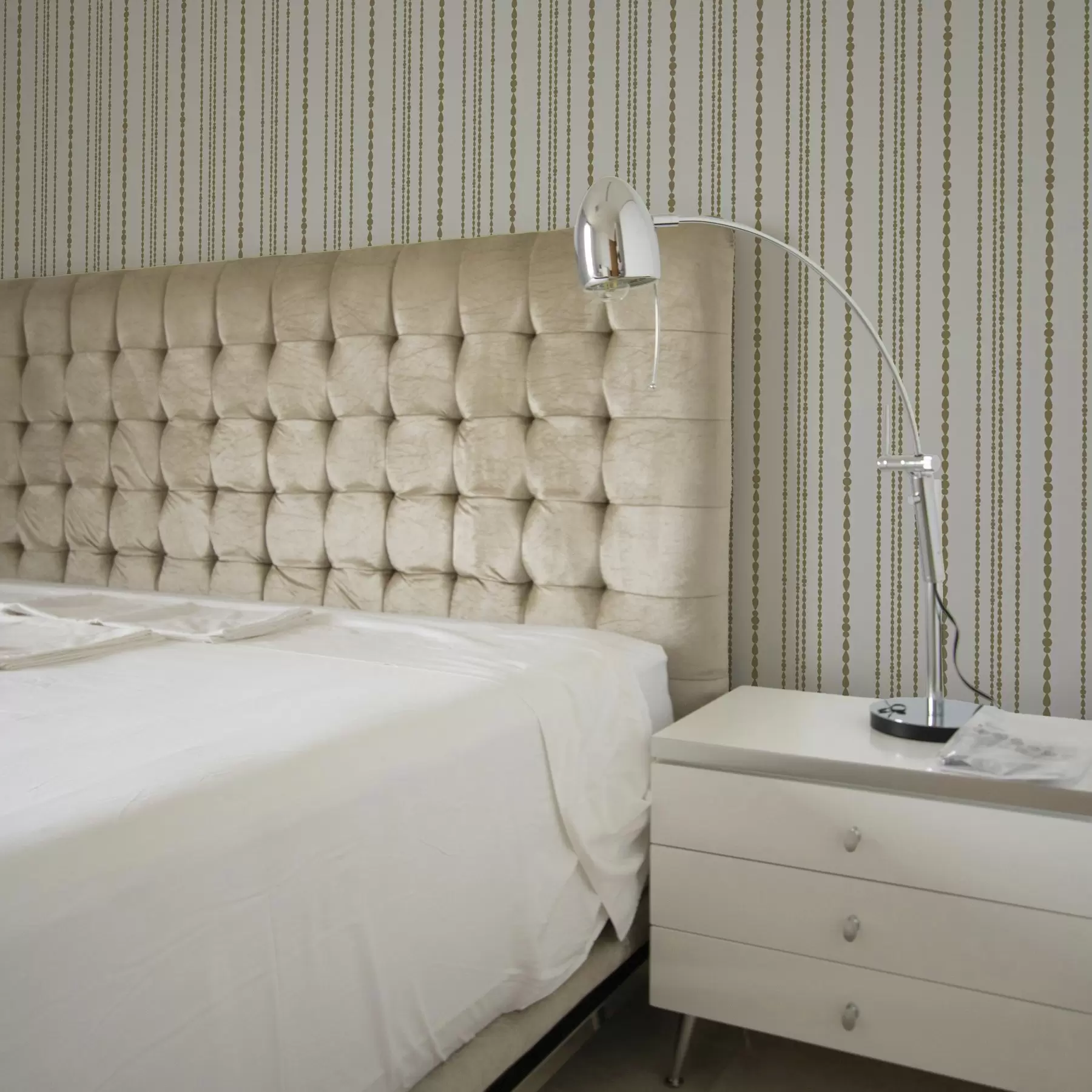 murales de pared Estampado minimalista en forma de gotas doradas en una franja vertical a00448