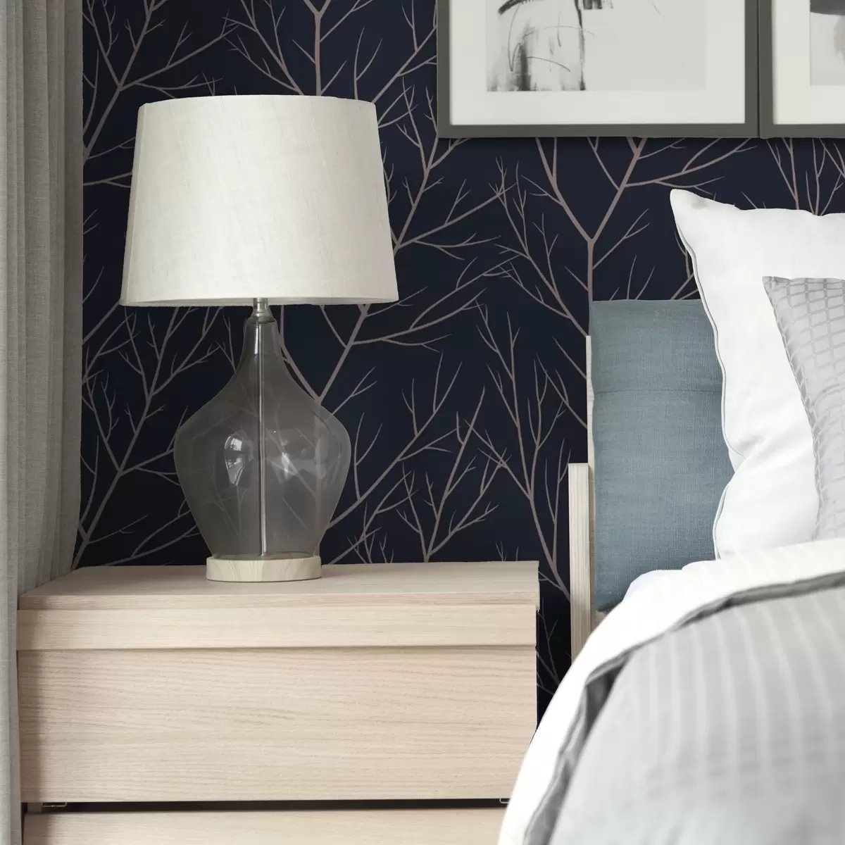 Papel pintado Suaves ramas rojas sobre un fondo azul marino intenso a00451 Papel pintado Suaves ramas rojas sobre un fondo azul marino intenso a00451