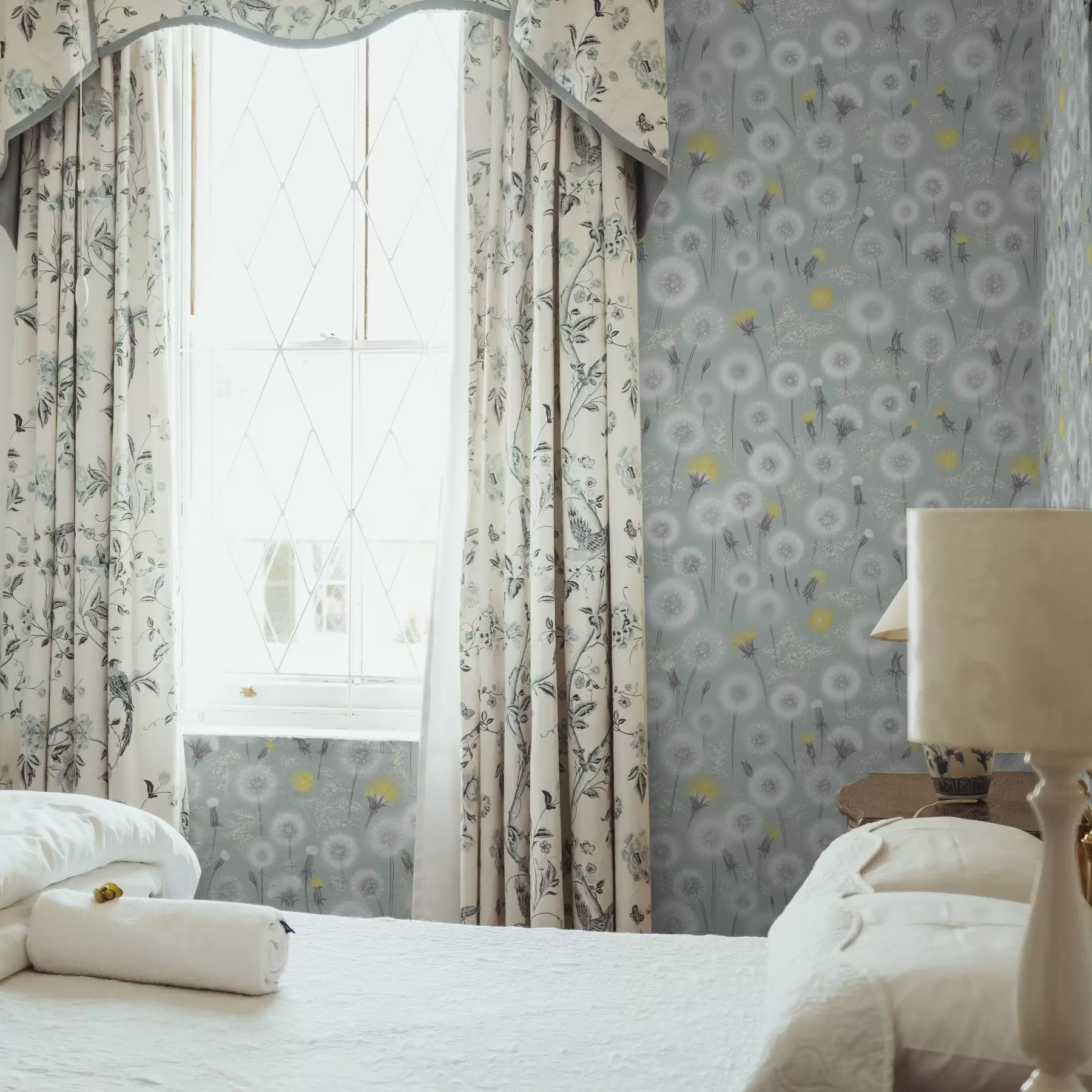 murales de pared Dientes de león esponjosos y semillas sobre un fondo de menta a00790