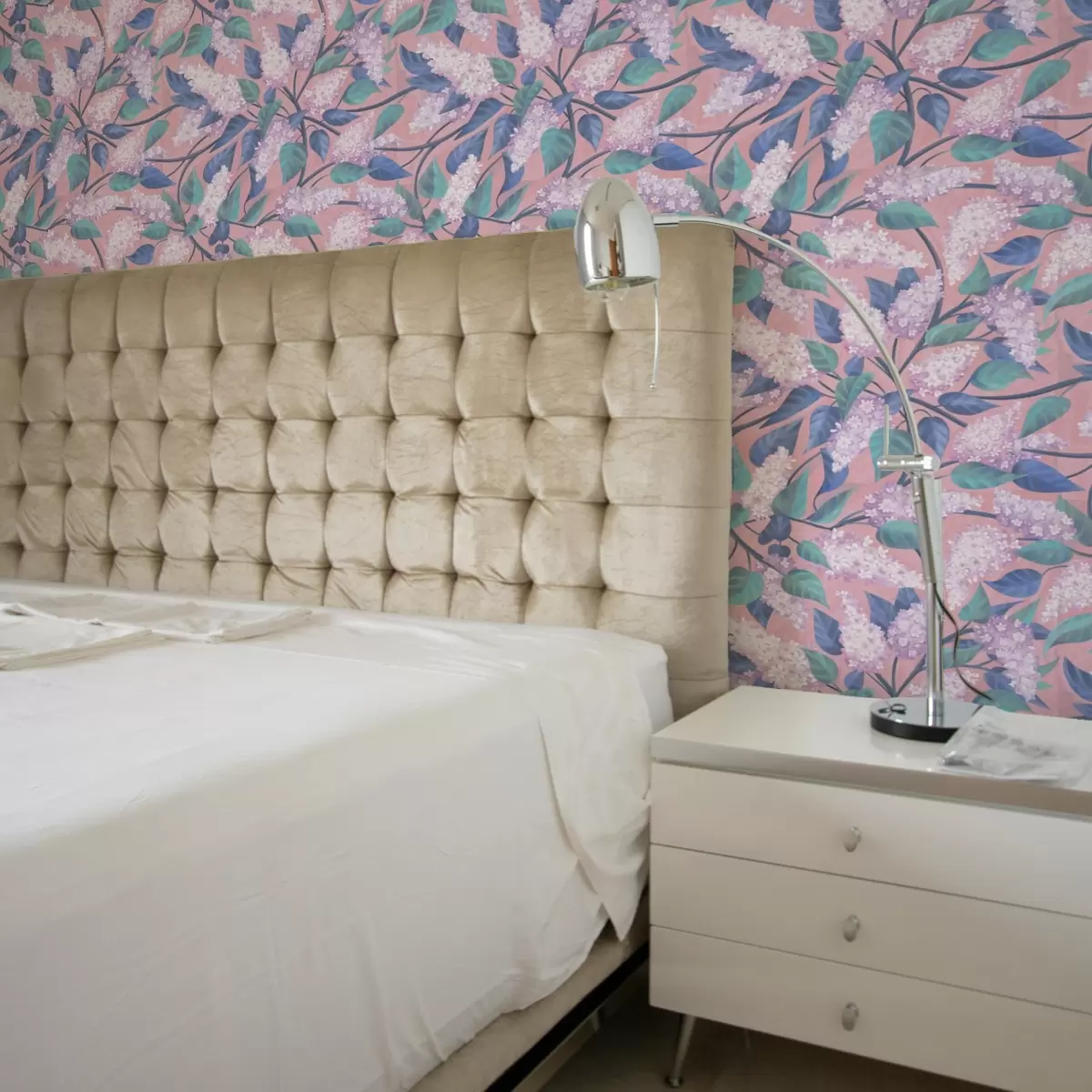Papel pintado Delicadas flores lilas sobre fondo rosa, ambiente primaveral a00797