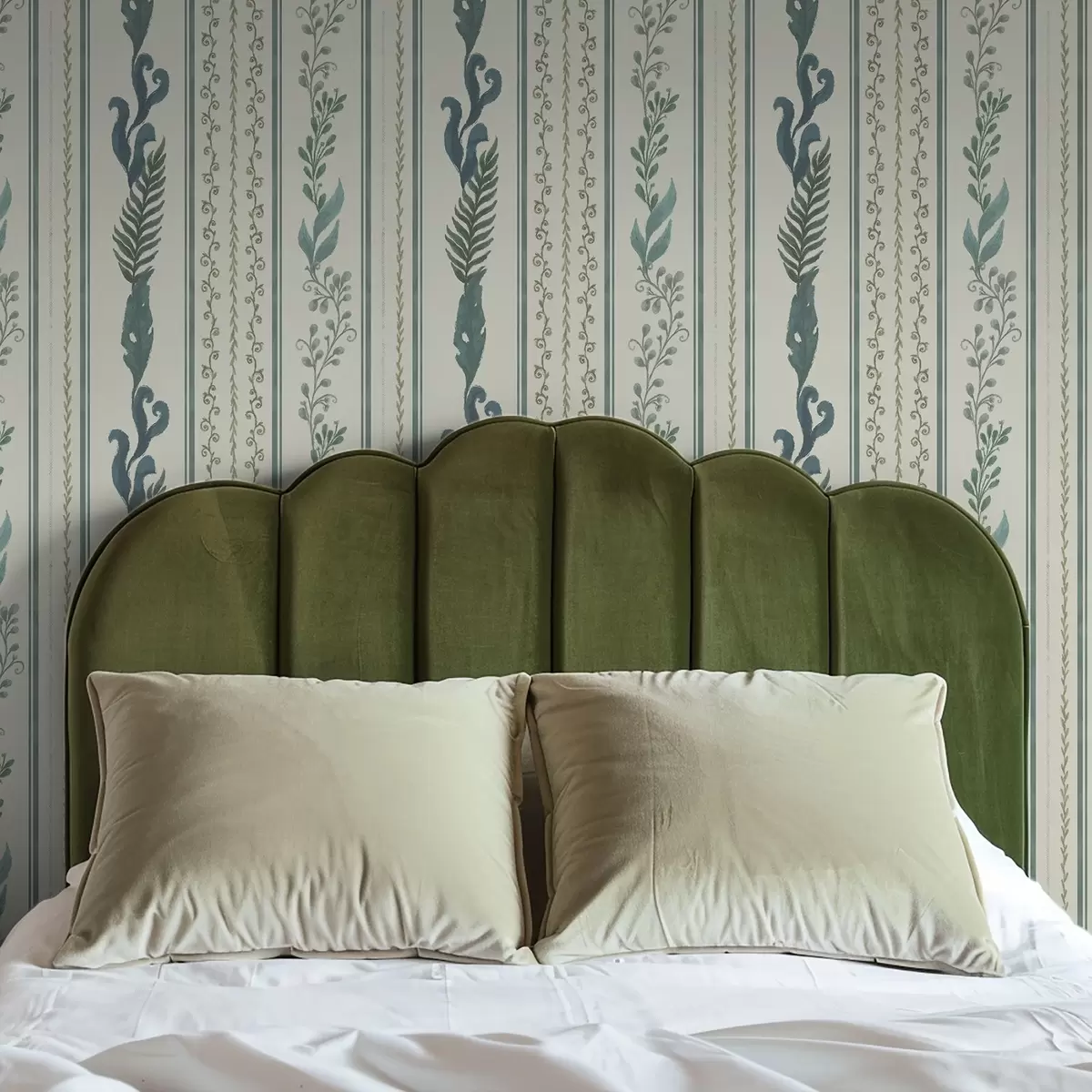 Papel pintado Rayas con ramificaciones y rizos sobre un fondo cálido y lechoso. a00823v2 Papel pintado Rayas con ramificaciones y rizos sobre un fondo cálido y lechoso. a00823v2