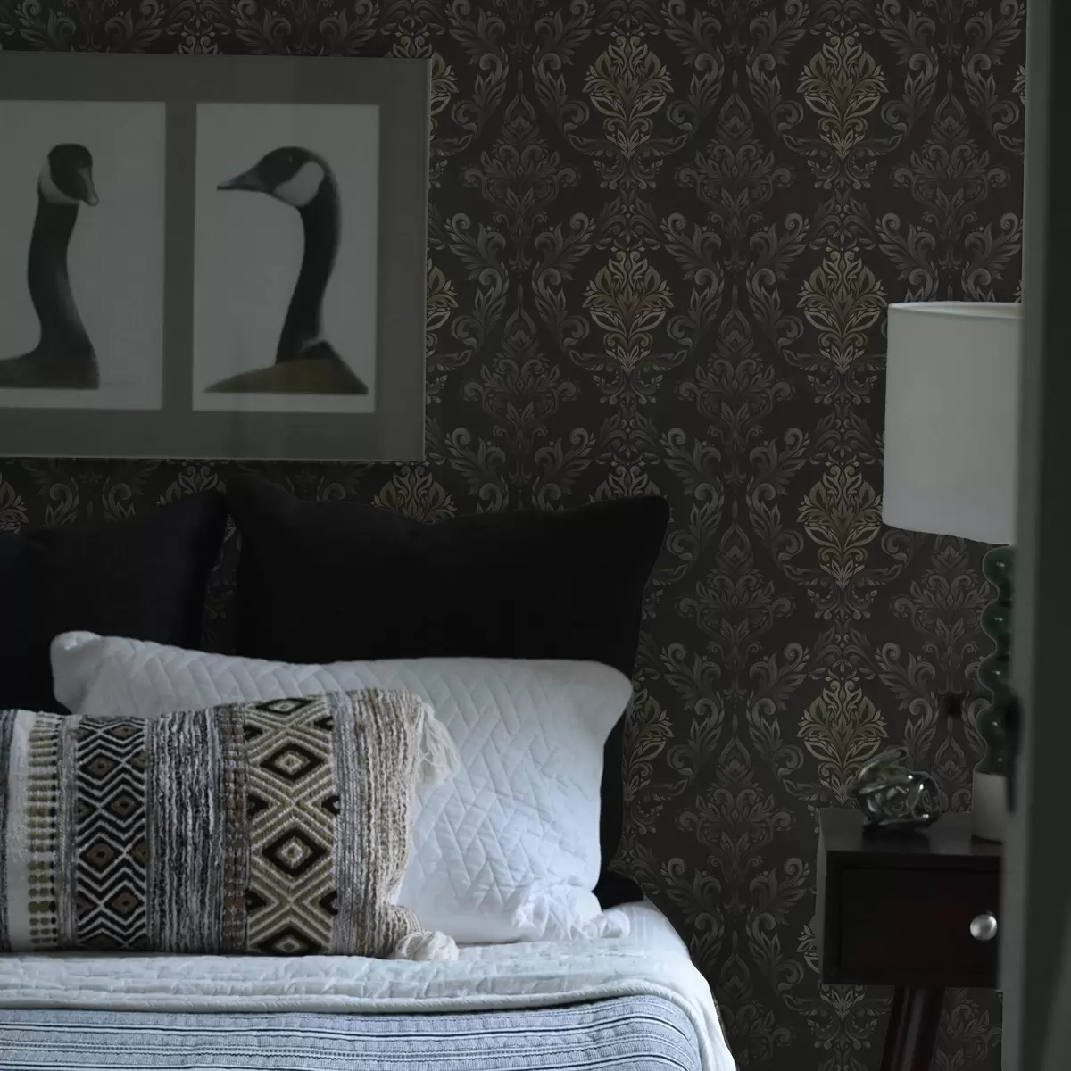 Papel pintado Damasco sobre fondo grafito oscuro, detalles en ocre oliva. a00828v5