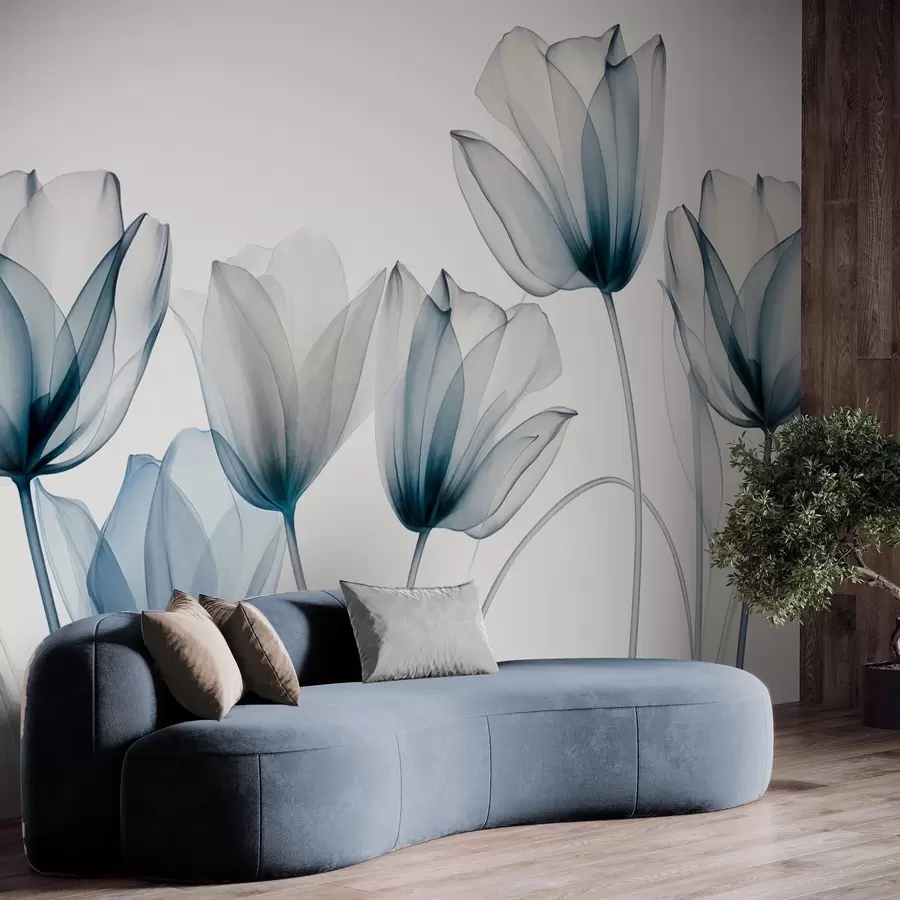 murales de pared Flores de tulipán translúcidas de color azul y blanco con tallos largos, sobre un fondo claro, delicadas y con textura, arte floral w09538