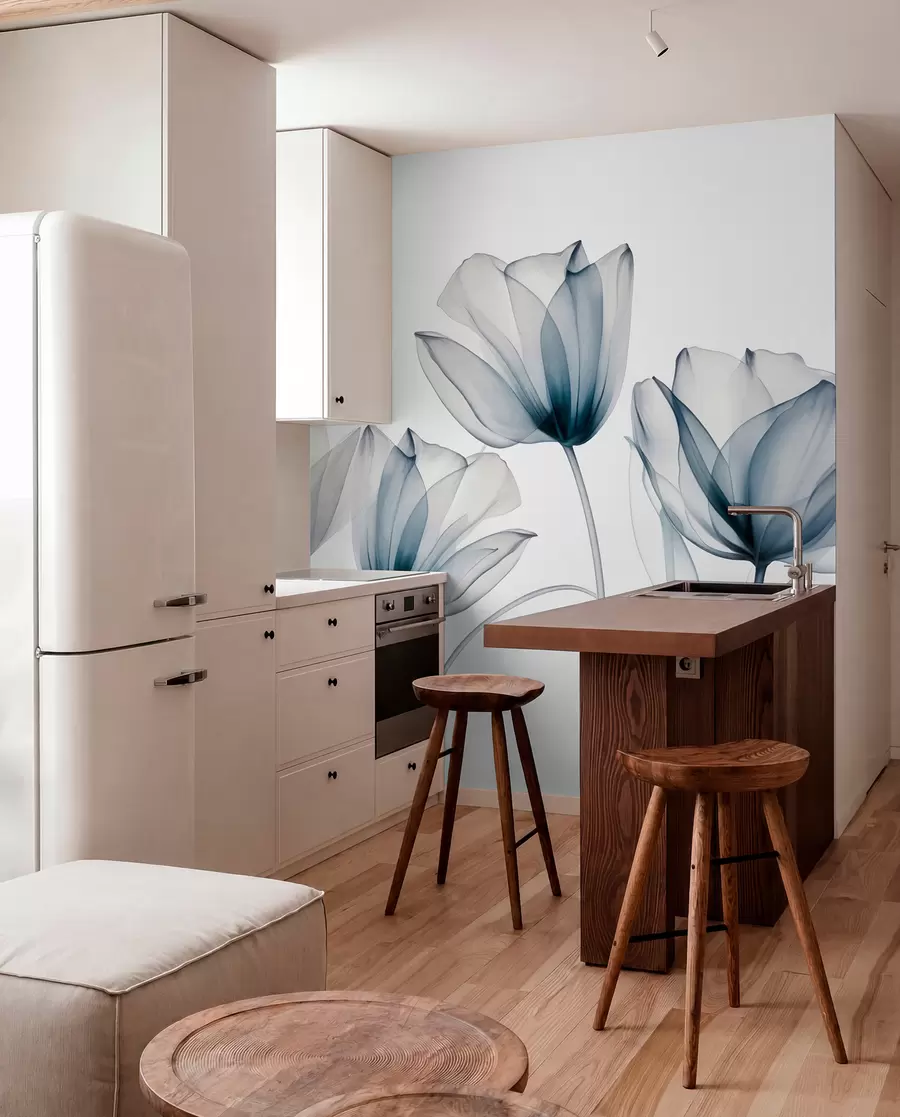 murales de pared Flores de tulipán translúcidas de color azul y blanco con tallos largos, sobre un fondo claro, delicadas y con textura, arte floral w09538