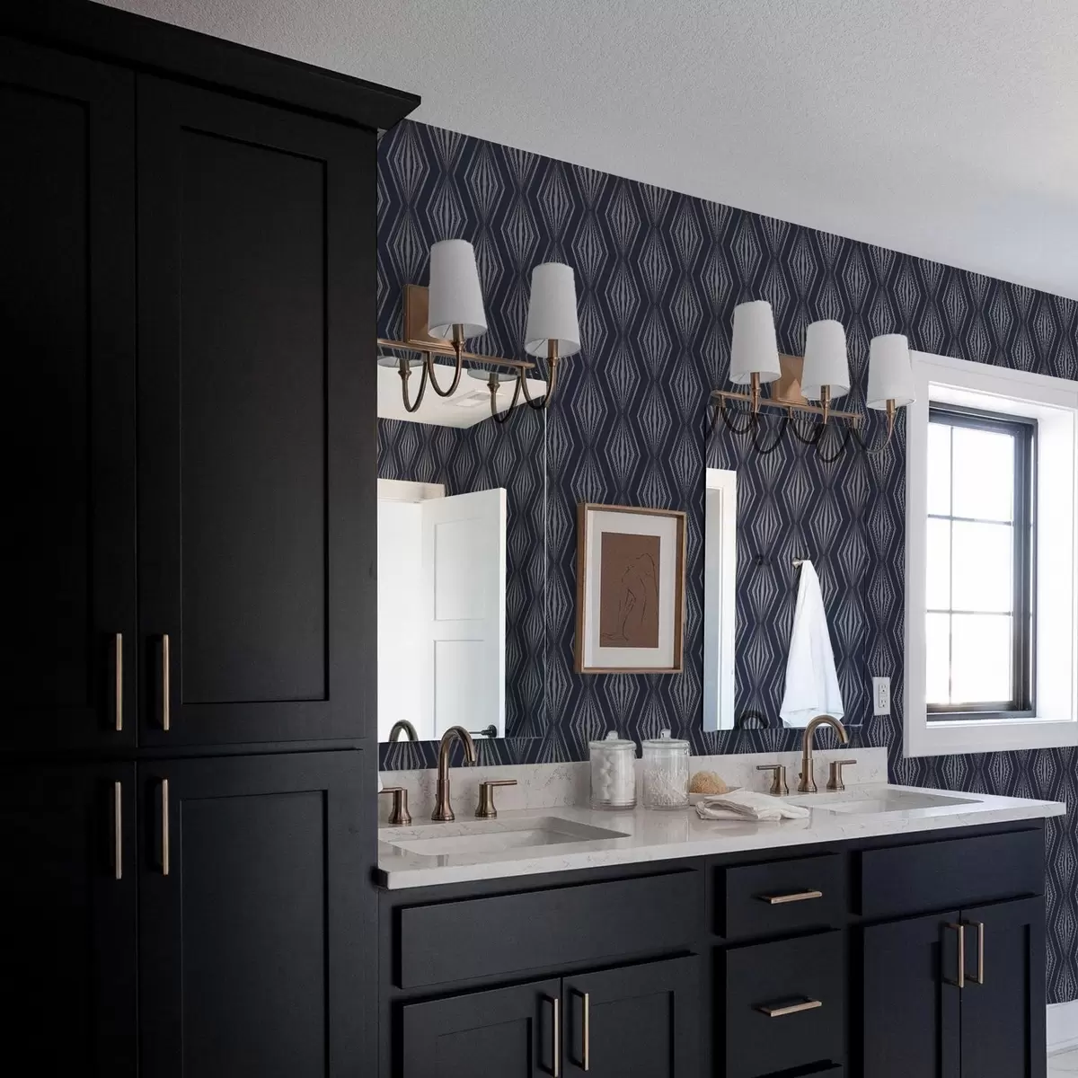 Papel pintado Diamantes geométricos en forma de rayos sobre un fondo azul oscuro. a00925