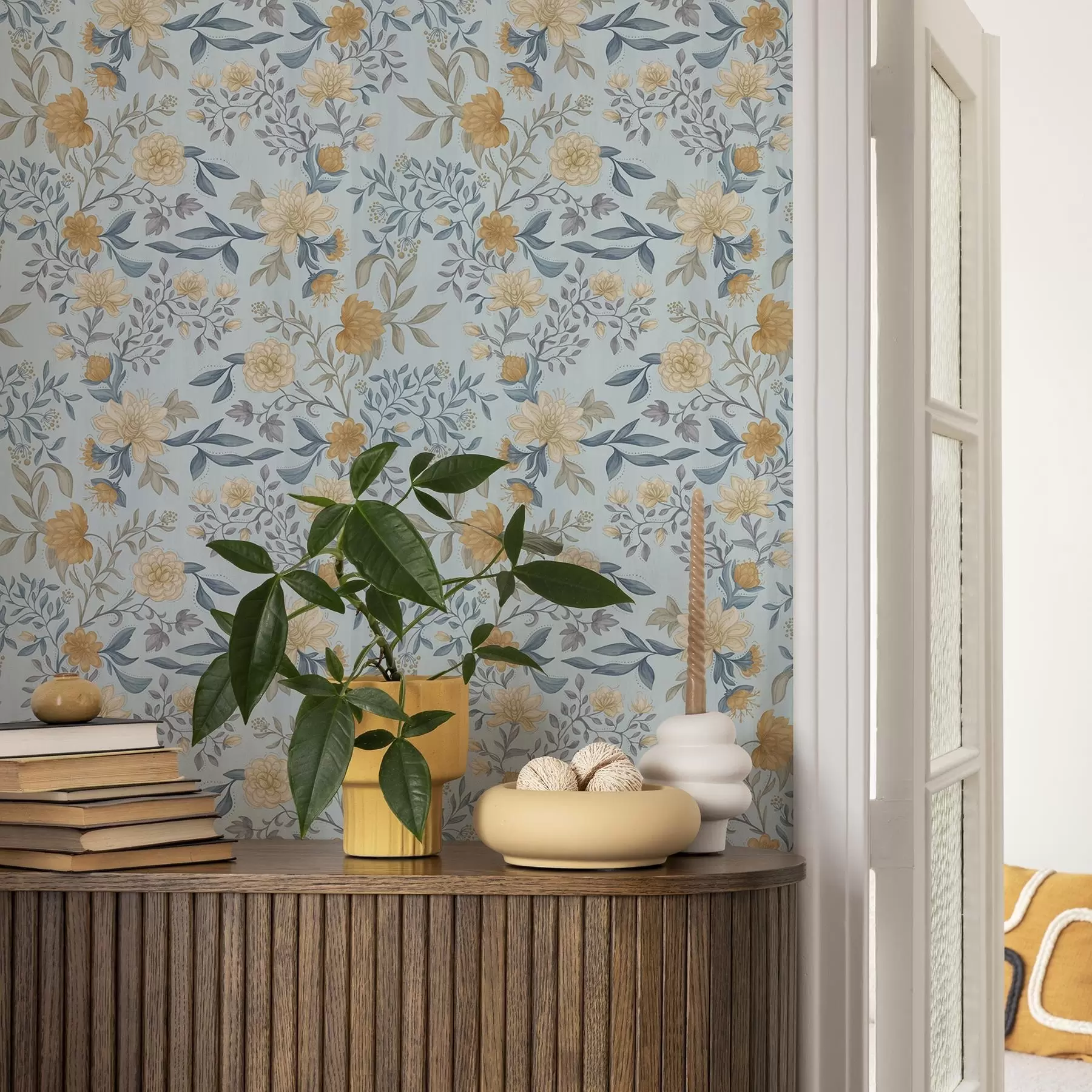 murales de pared Flores amarillas y azules con hojas sobre un fondo azul cielo. a00934