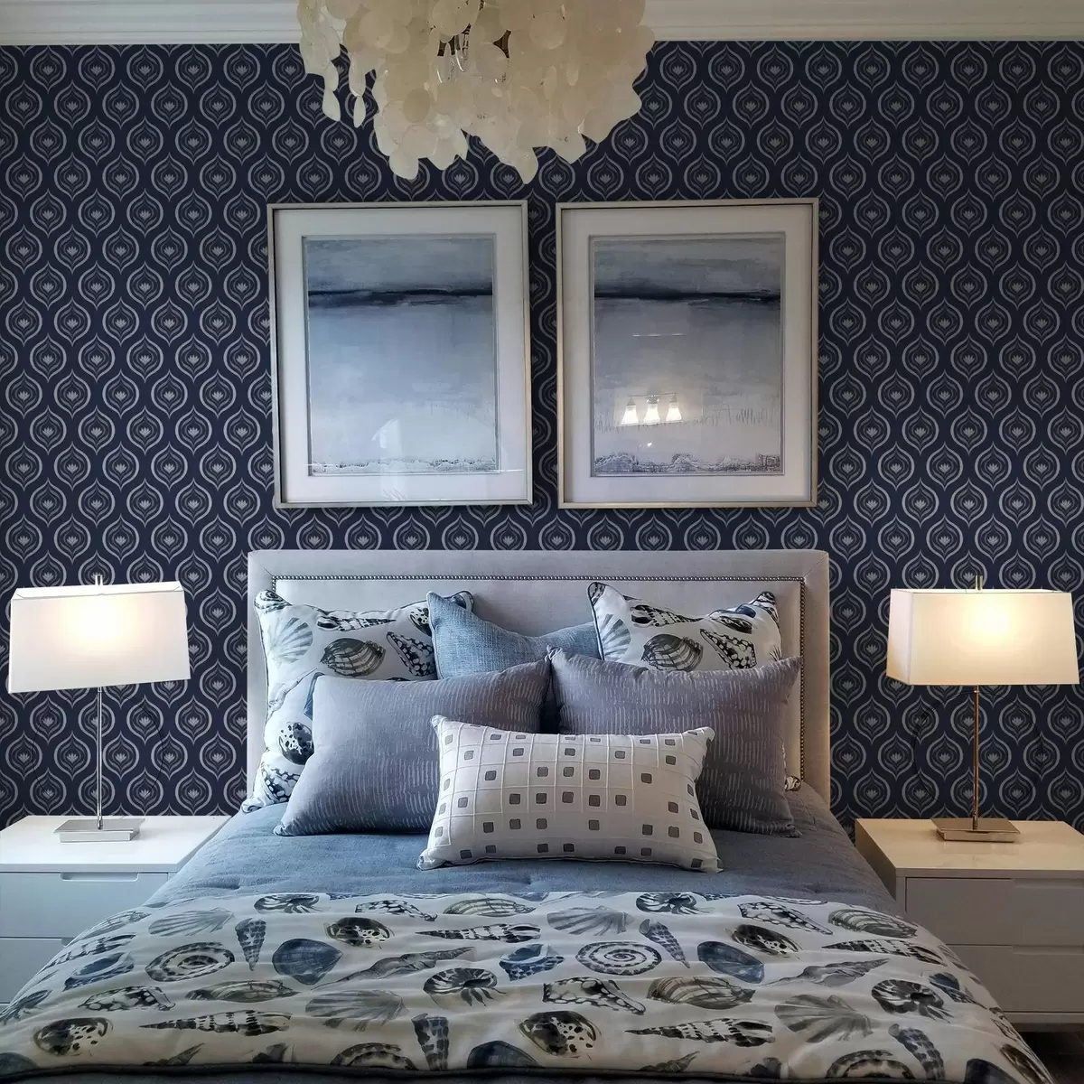 Papel pintado Motivos de gotas contrastantes con una flor sobre un fondo azul marino oscuro. a00977v1