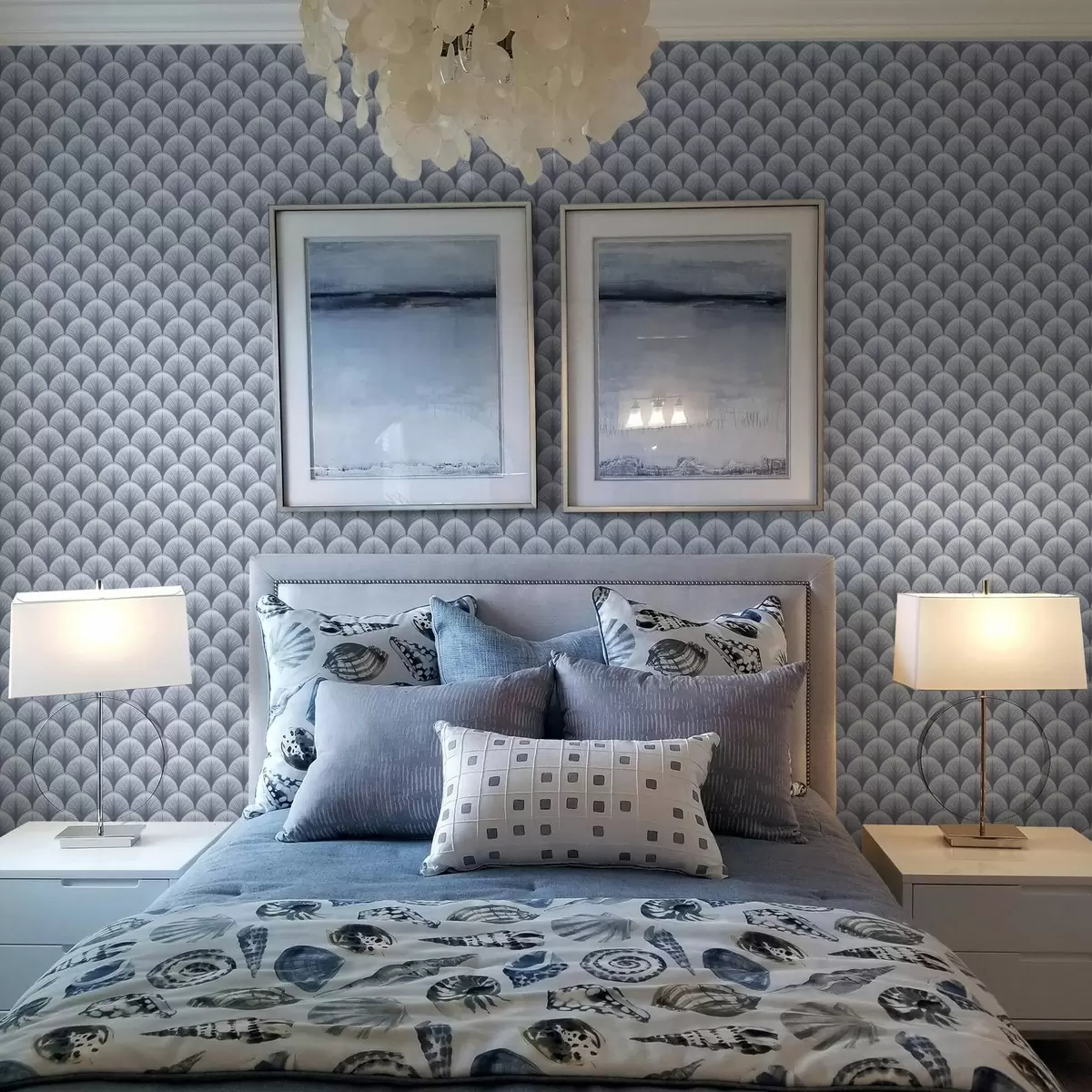 Papel pintado Arcos azules con rayos sobre fondo azul claro. a00978v1