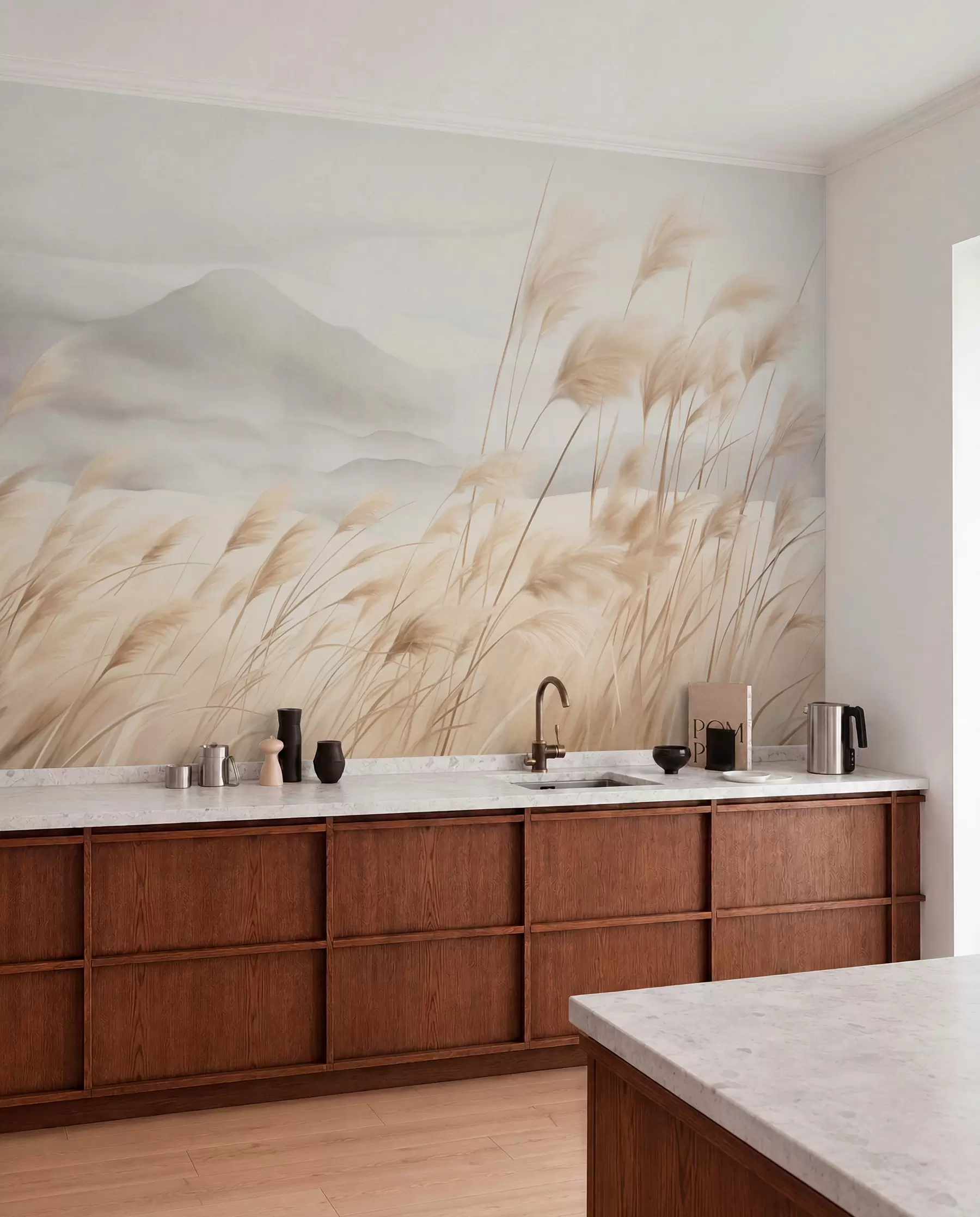 murales de pared Paisaje montañoso con textura, con hierba alta y seca bajo un cielo brumoso. w09649