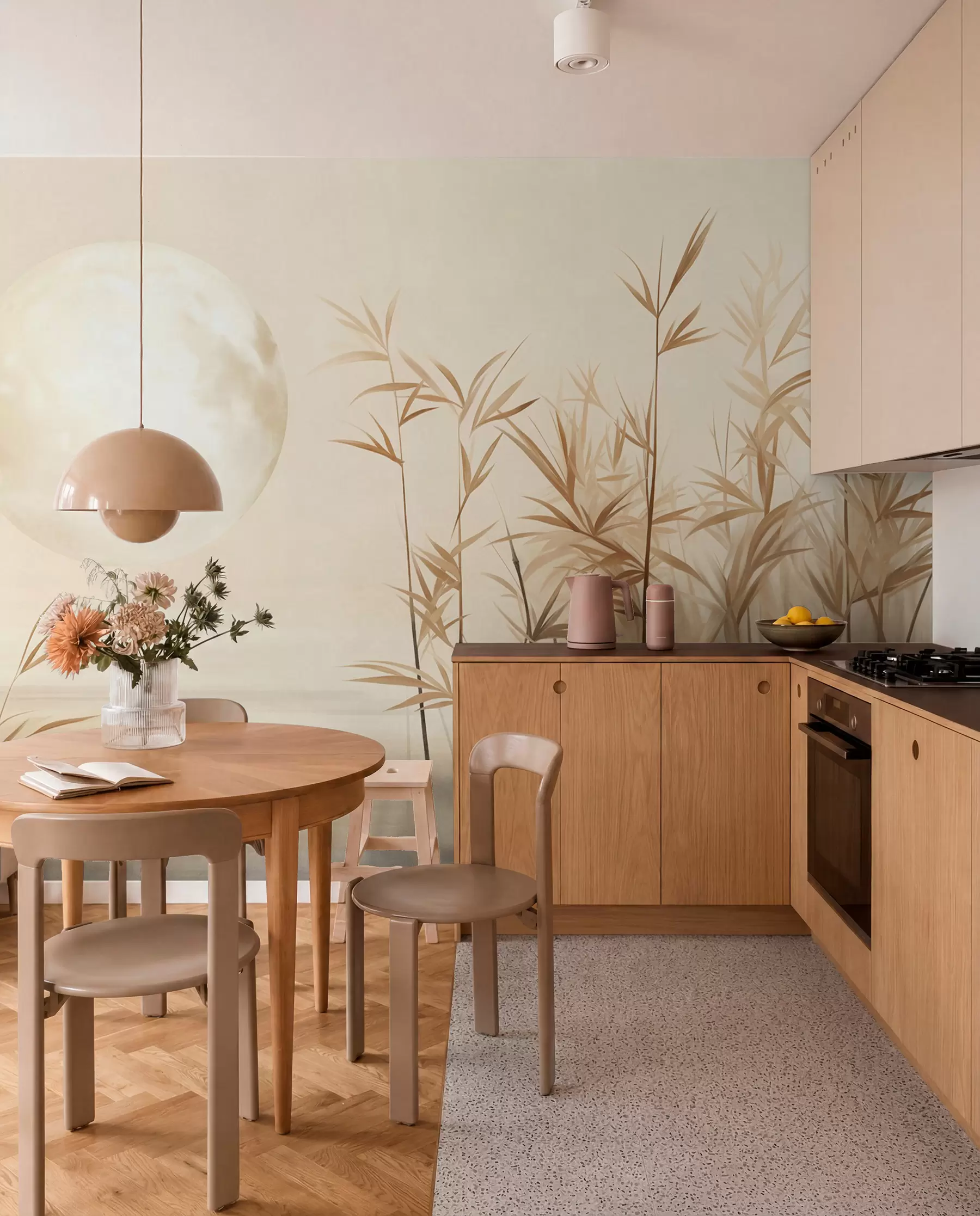 murales de pared Paisaje texturizado con altos juncos, lago y luna pálida en un cielo brumoso. w09631
